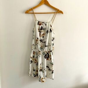 Women’s romper withh adjustable straps.